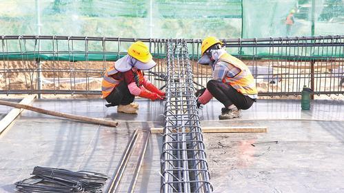 5月1日上午，北华航天工业学院固安校区建设工程一标段项目的建设者们正在紧张施工。本报记者 刘 英摄