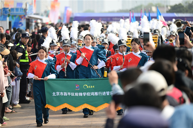 “日照东方”管乐嘉年华海边行进吹奏街游表演点燃假日激情
