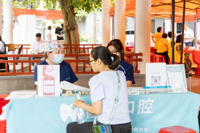 公益联盟成员单位在社区开展便民服务