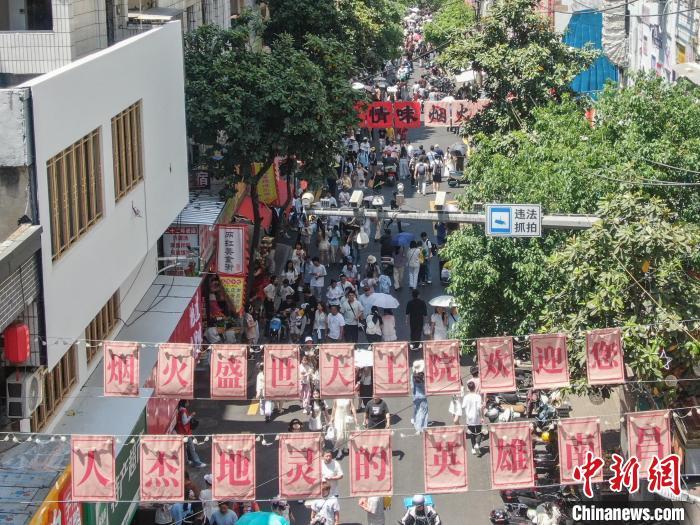 5月2日，江西南昌東湖區，游客漫步在大士院老街中。中新社記者 劉力鑫 攝