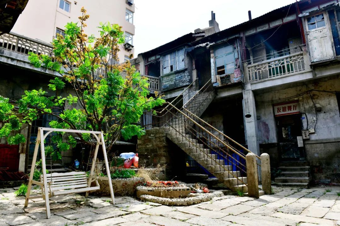 电影《抓娃娃》在市北区长山路有余里取景。崔冬妮/摄