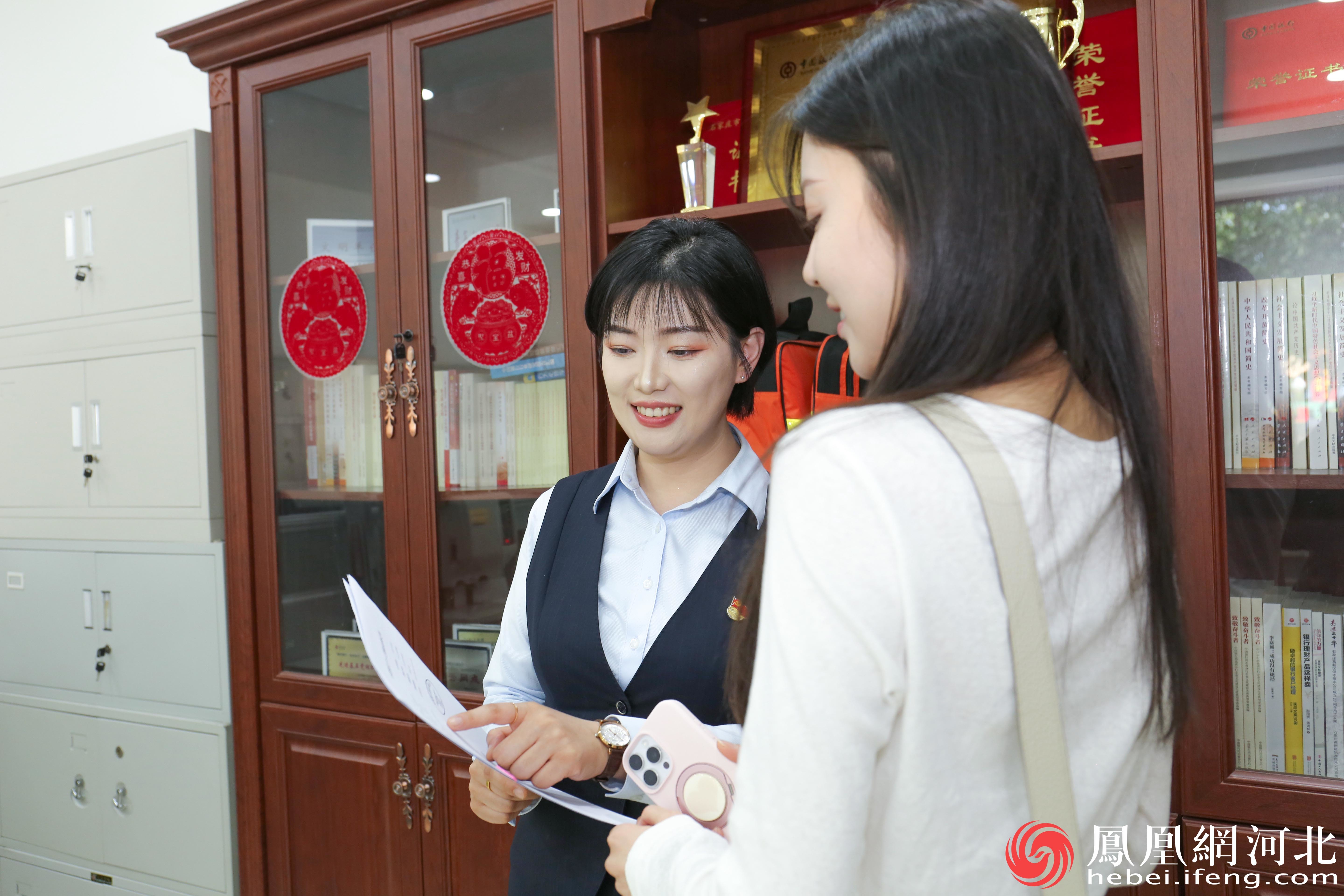 张梦源向客户进行业务讲解