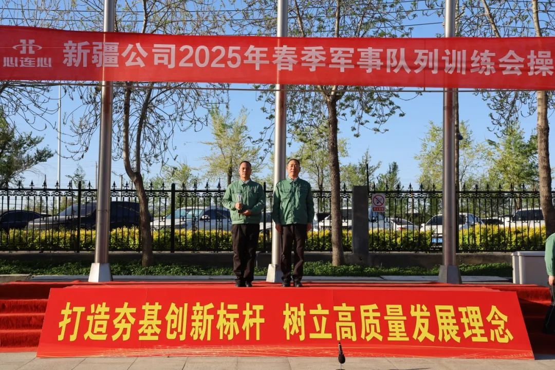 图为二等奖获奖队伍