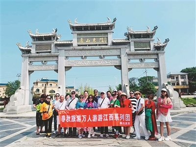 外地旅行团到庐山旅游