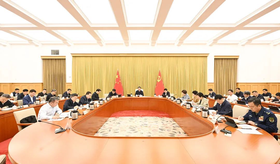 4月27日下午，市委常委会举行会议，市委书记袁家军主持并讲话。苏思 摄