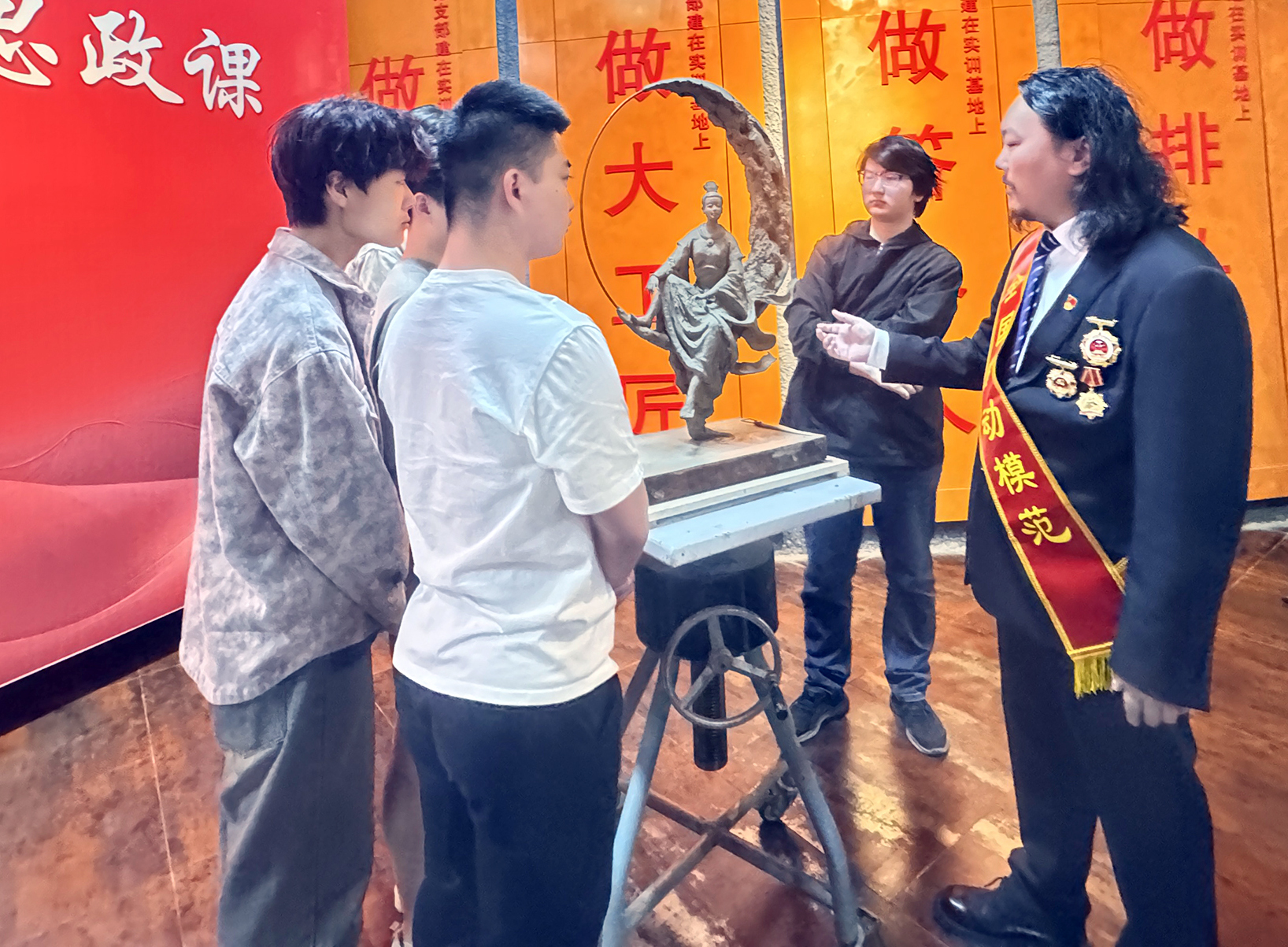 劳动节：劳模工坊里讲思政课