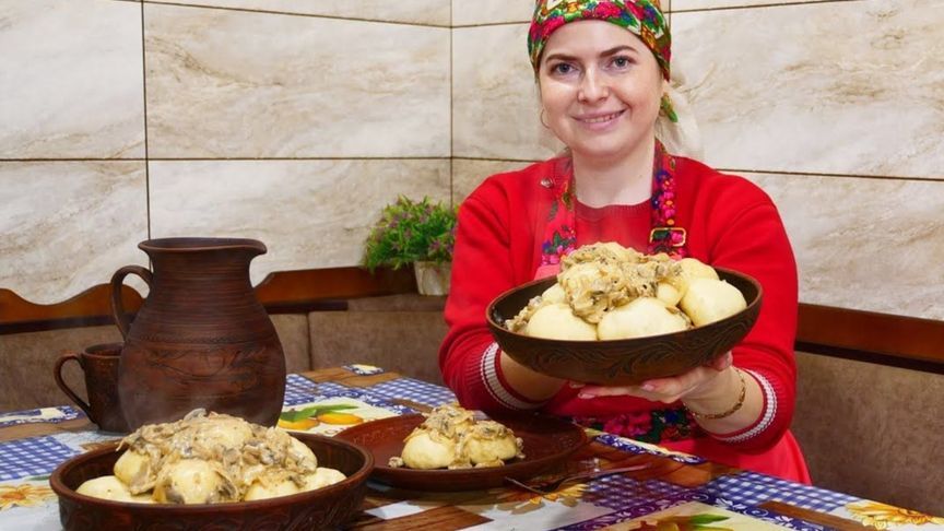 乌克兰农民一天的生活，做美食，盖大棚种菜，乌克兰乡村美食都有什么？