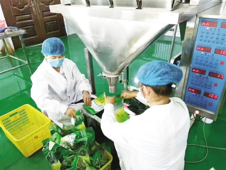 工人们将颗粒饱满的瓜子分装入袋。