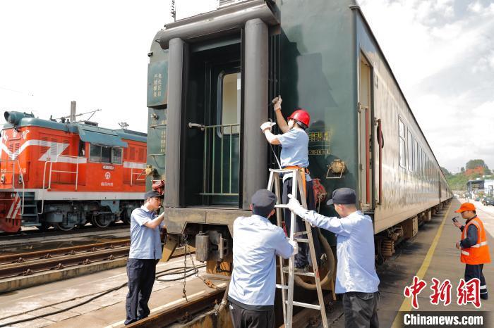 备战“五一”假期运输 南铁“客车医生”检修客运列车忙