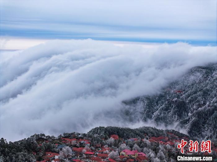 3月5日,寒潮过境,磅礴壮观的瀑布云和雾凇景观同时出现在江西庐山。胡晓山 摄