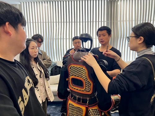 研发团队共同探讨