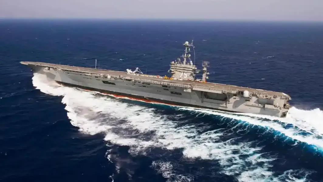 6000万美元真“打水漂”！美航母红海遭胡塞导弹袭击，F-18战机意外落海