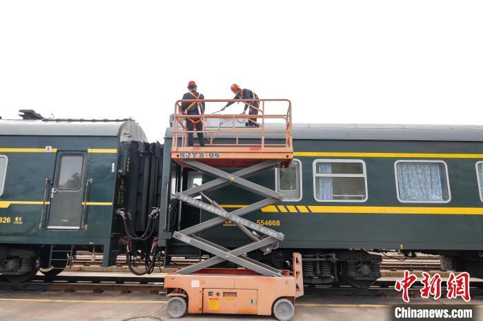 备战“五一”假期运输 南铁“客车医生”检修客运列车忙