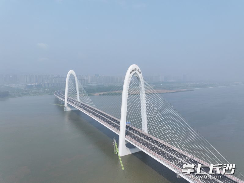 4月28日兴联路大桥通车试运行。图片均由长沙晚报全媒体记者 邹麟 摄