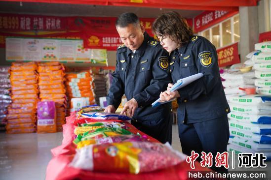 图为任丘市石门桥镇一农资经营点，工作人员检查农资产品质量。 韩慧峰 摄