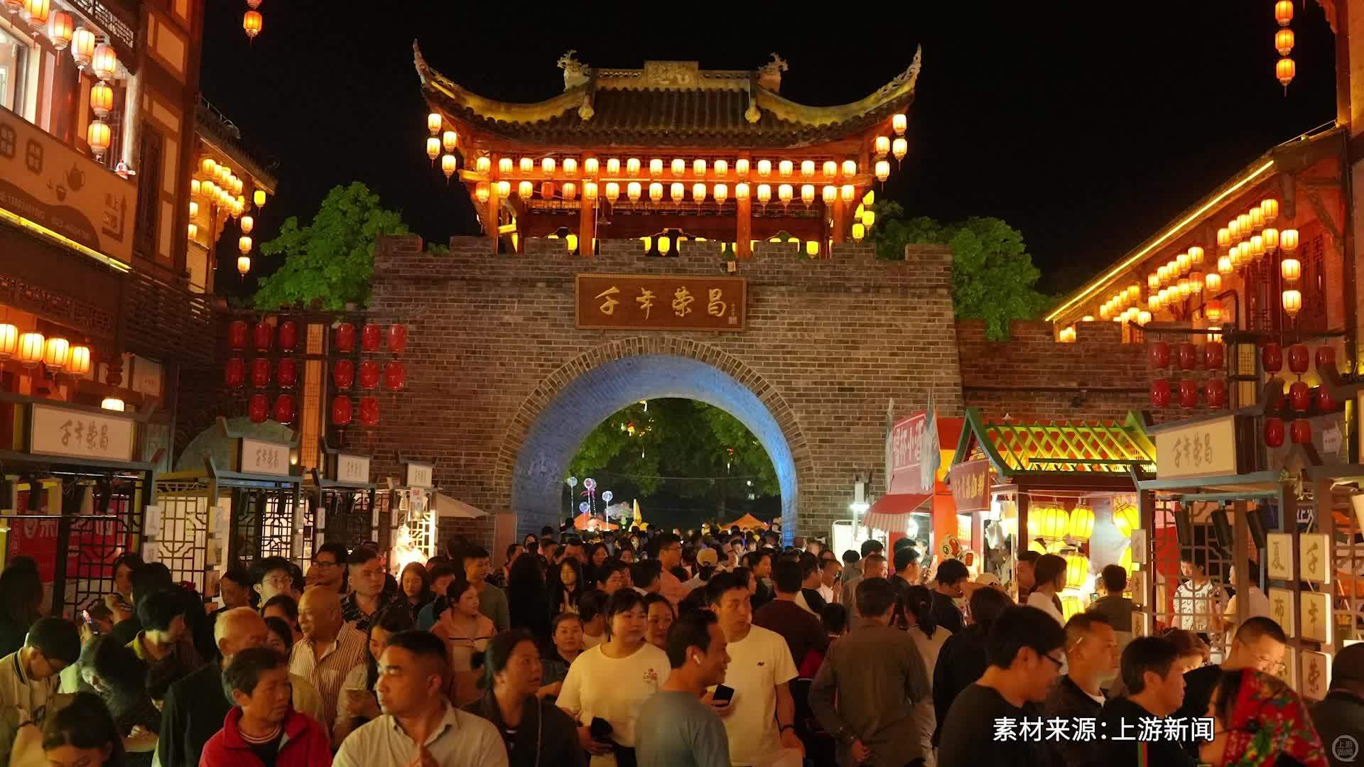 荣昌区政府机关食堂五一首次开放，工作人员：上午10点就有人等候，经理都去后厨帮厨