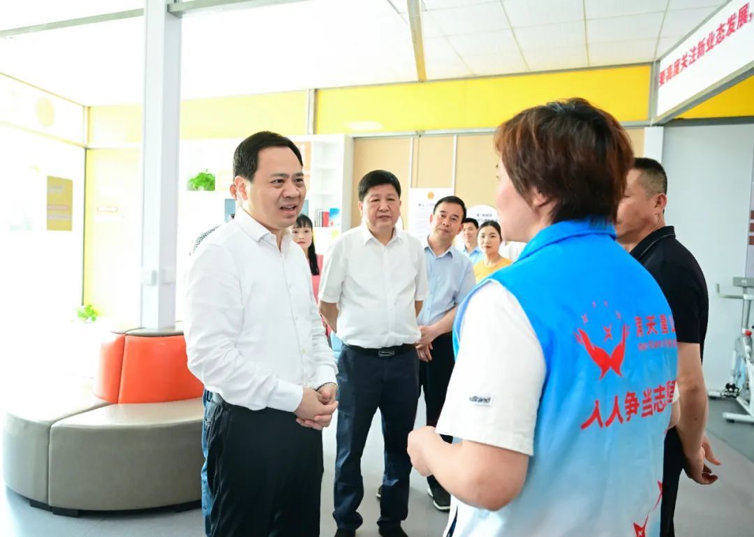 严允谭赣明走访慰问一线劳动者代表