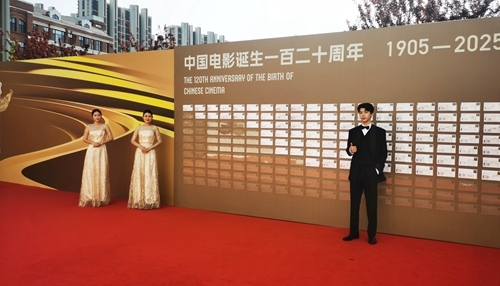 志愿者进行礼仪服务