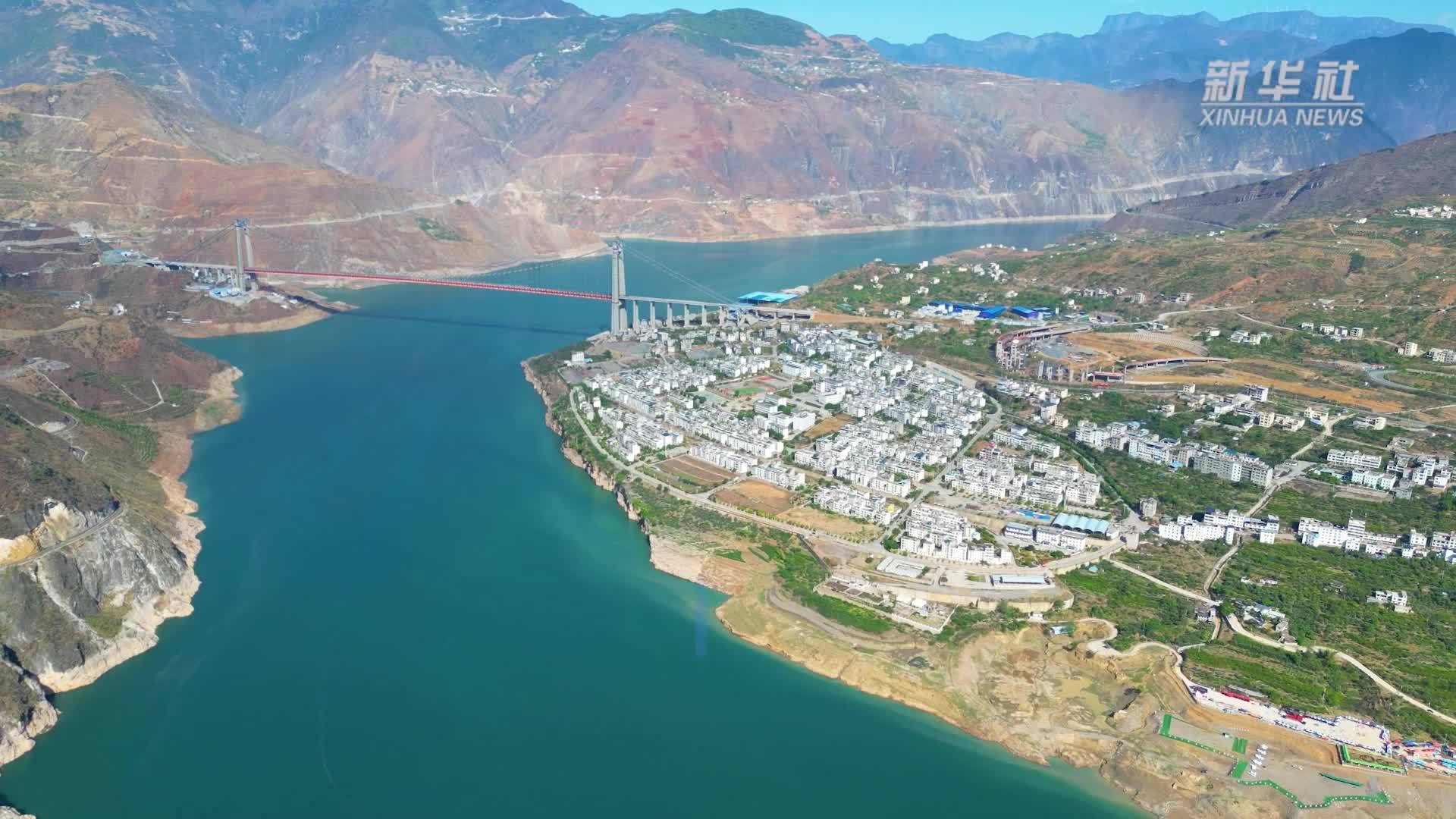 滇川交界卡哈洛金沙江大桥进入桥面施工阶段