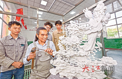 4月25日，在北京市房山区刘鹏技能大师工作室，刘鹏(左二)正在教授徒弟汉白玉雕刻技艺。