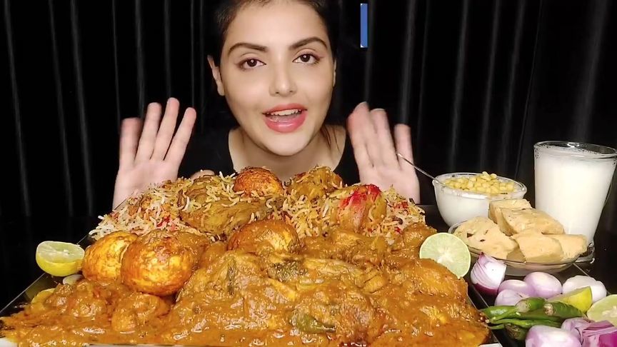 印度美女吃咖喱，快来一起品尝这道色香味俱全的印度大餐吧