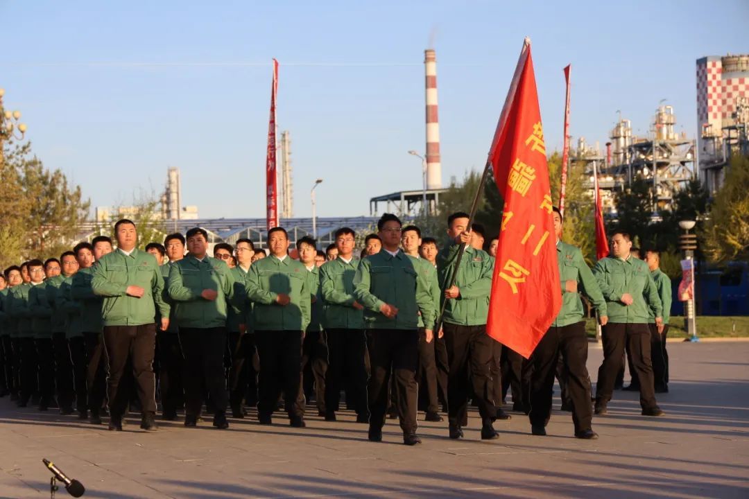 图为新疆公司一体化一队、新疆公司一体化二队、新疆公司生产倒班一队新疆公司生产倒班二队