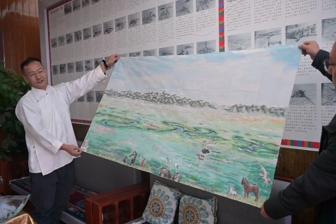 王万青长子王团胜展示父亲的画作“玛 曲草 原”。1969年，王万青来到玛曲，成为当地历史上第一个科班的西医。