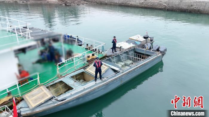 图为涉案快艇及货物。广西防城港海警局 供图