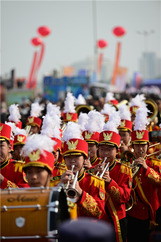 “日照东方”管乐嘉年华海边行进吹奏街游表演点燃假日激情