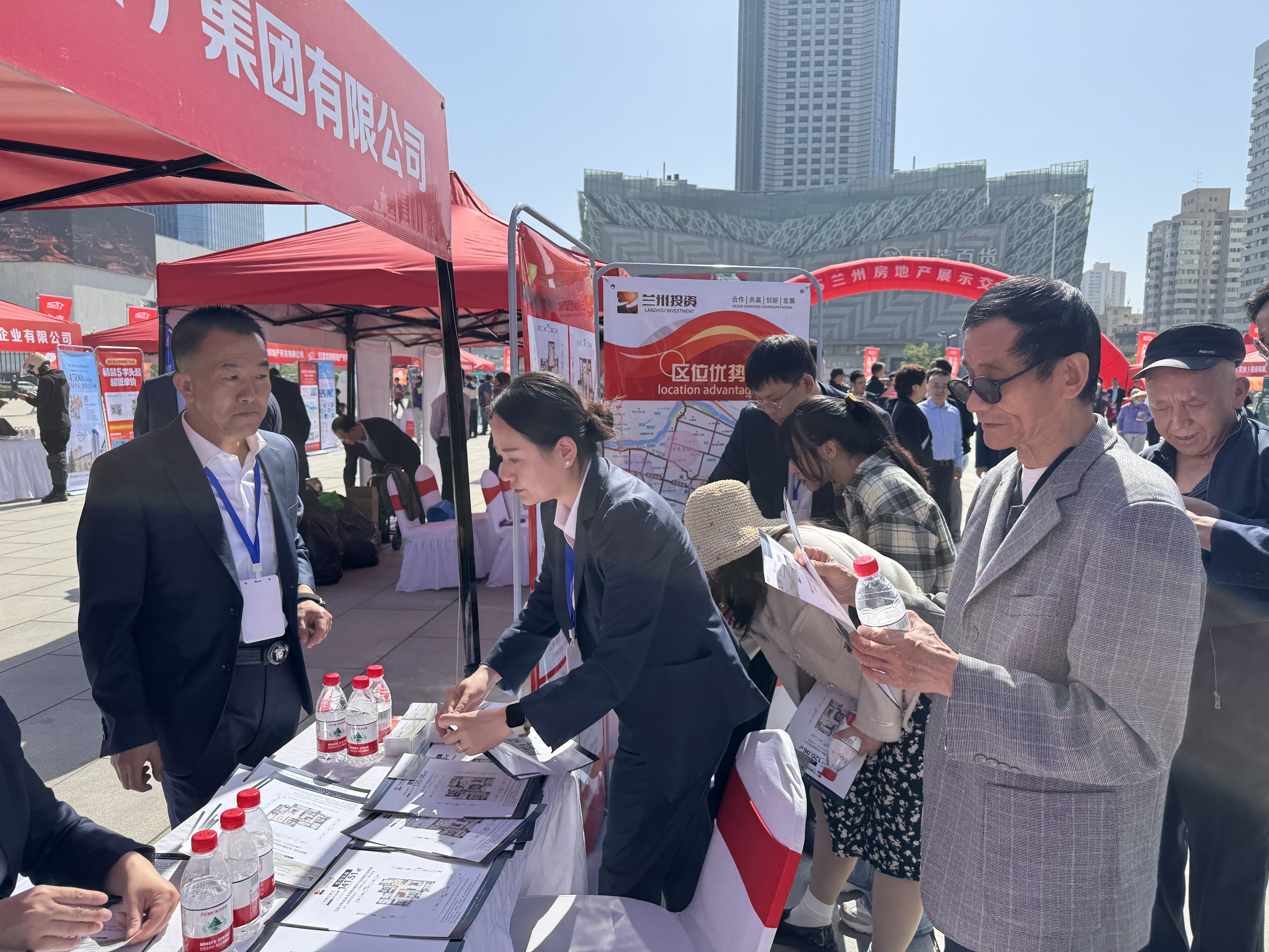 房交会现场人潮涌动，热度不减。