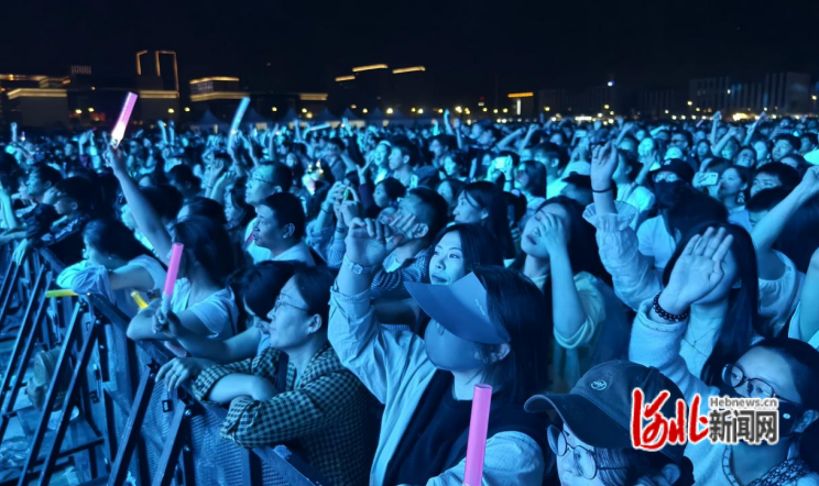 电音节现场，人潮在音浪中沸腾。刘宗泽摄
