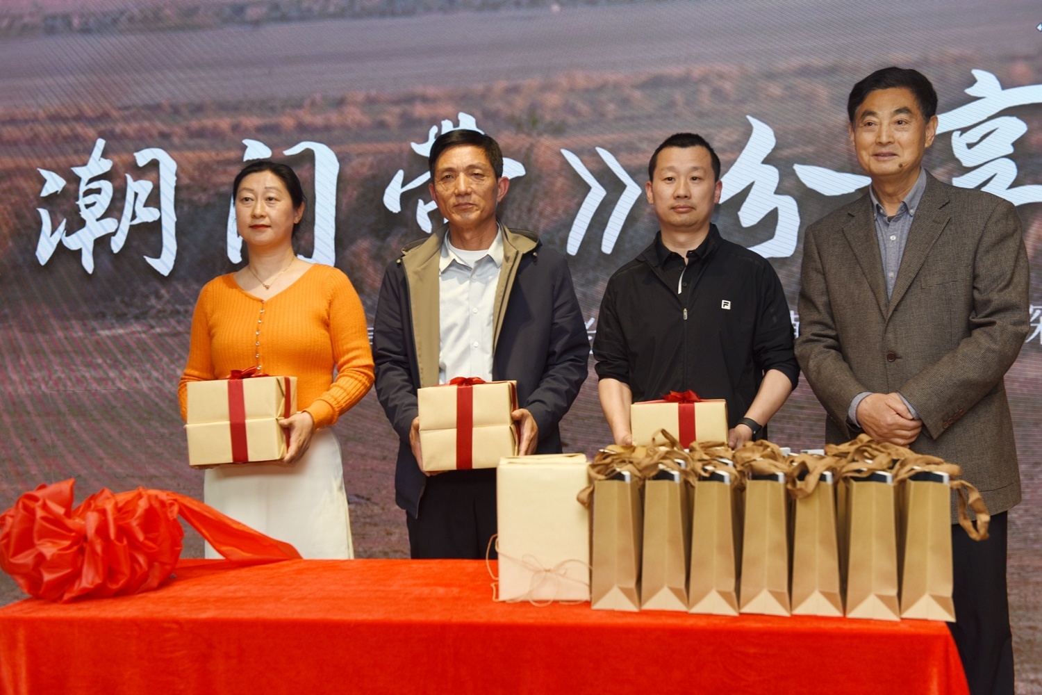 吴清鉴(右一)向三所学校的代表赠书