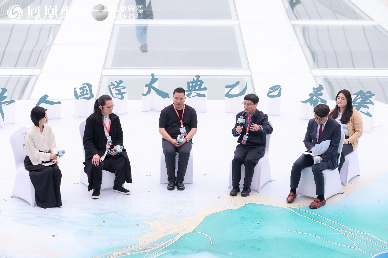 “华人国学大典乙巳春集”活动现场,知名主持人蔡紫对话文旅专家孙若风、罗晴秋、香文化专家罗子杰以及韩国驻华大使馆文化新闻官郑永均。