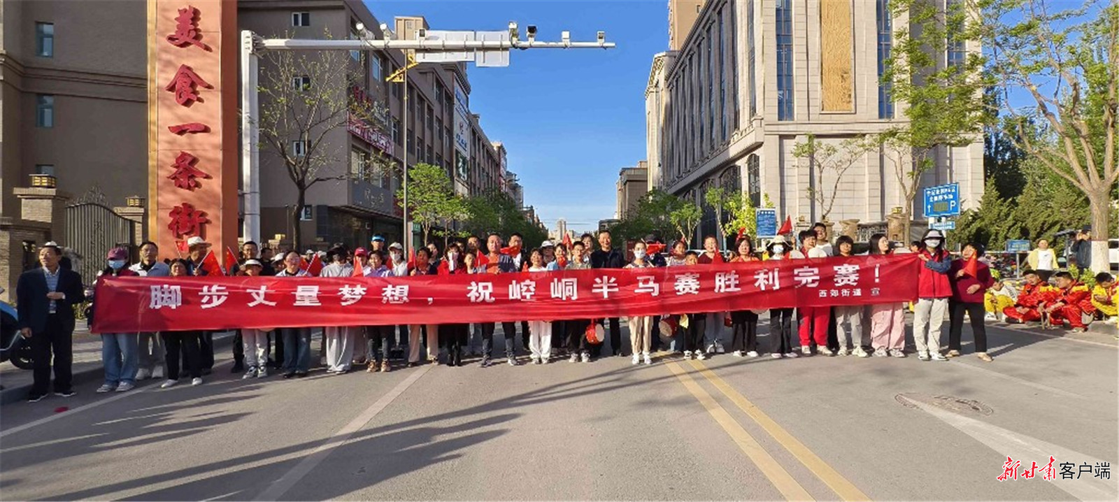 沿途市民为选手们加油助威