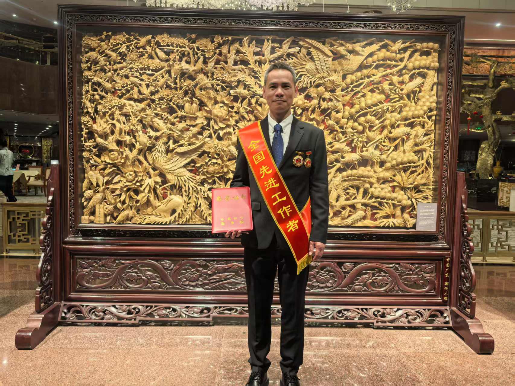 横岗街道再传喜报！六约南社区书记张立蕤荣获全国先进工作者称号！