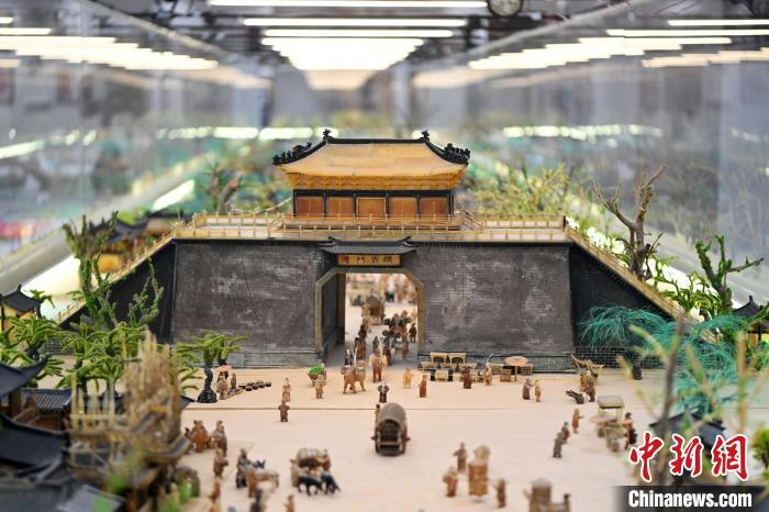 图为白牦牛角打造的立体版《清明上河图》　中新社记者　九美旦增　摄