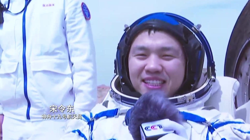 60秒速览神舟十九号载人飞船返回舱成功着陆