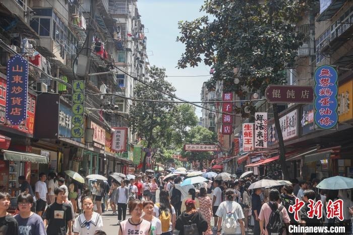 5月2日，江西南昌東湖區，游客在大士院老街參觀。中新社記者 劉力鑫 攝