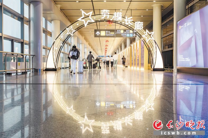 　　4月28日，“湘江潮涌&middot;匠星闪耀”长沙劳模工匠风采展示活动在长沙黄花国际机场启幕。这场沉浸式展示，以劳动者的光芒为笔，书写星城大地最动人的时代篇章。长沙市总工会 供图