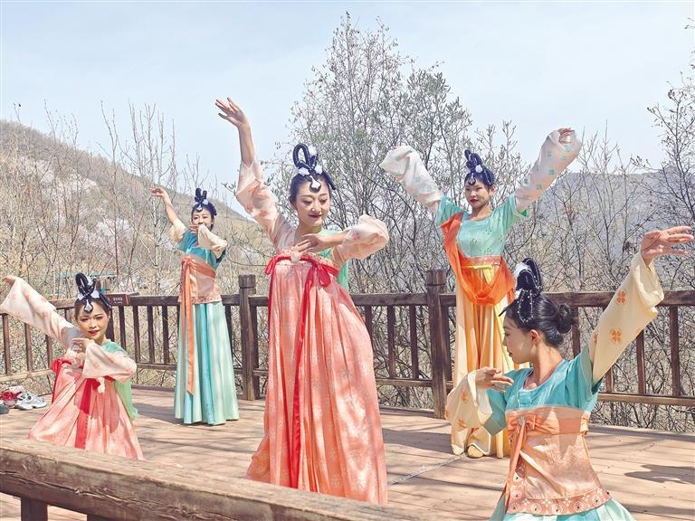 甘肃演艺集团演员在石佛沟表演