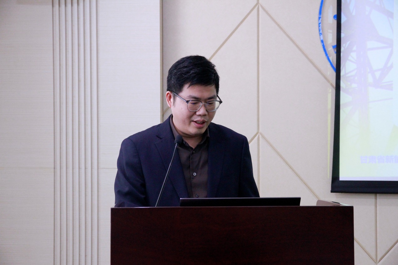 吕清泉作主旨报告