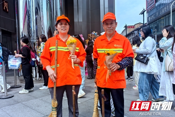 为环卫工人送上一朵“有钱花”。