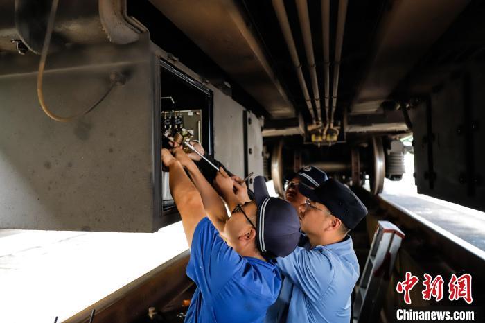 备战“五一”假期运输 南铁“客车医生”检修客运列车忙