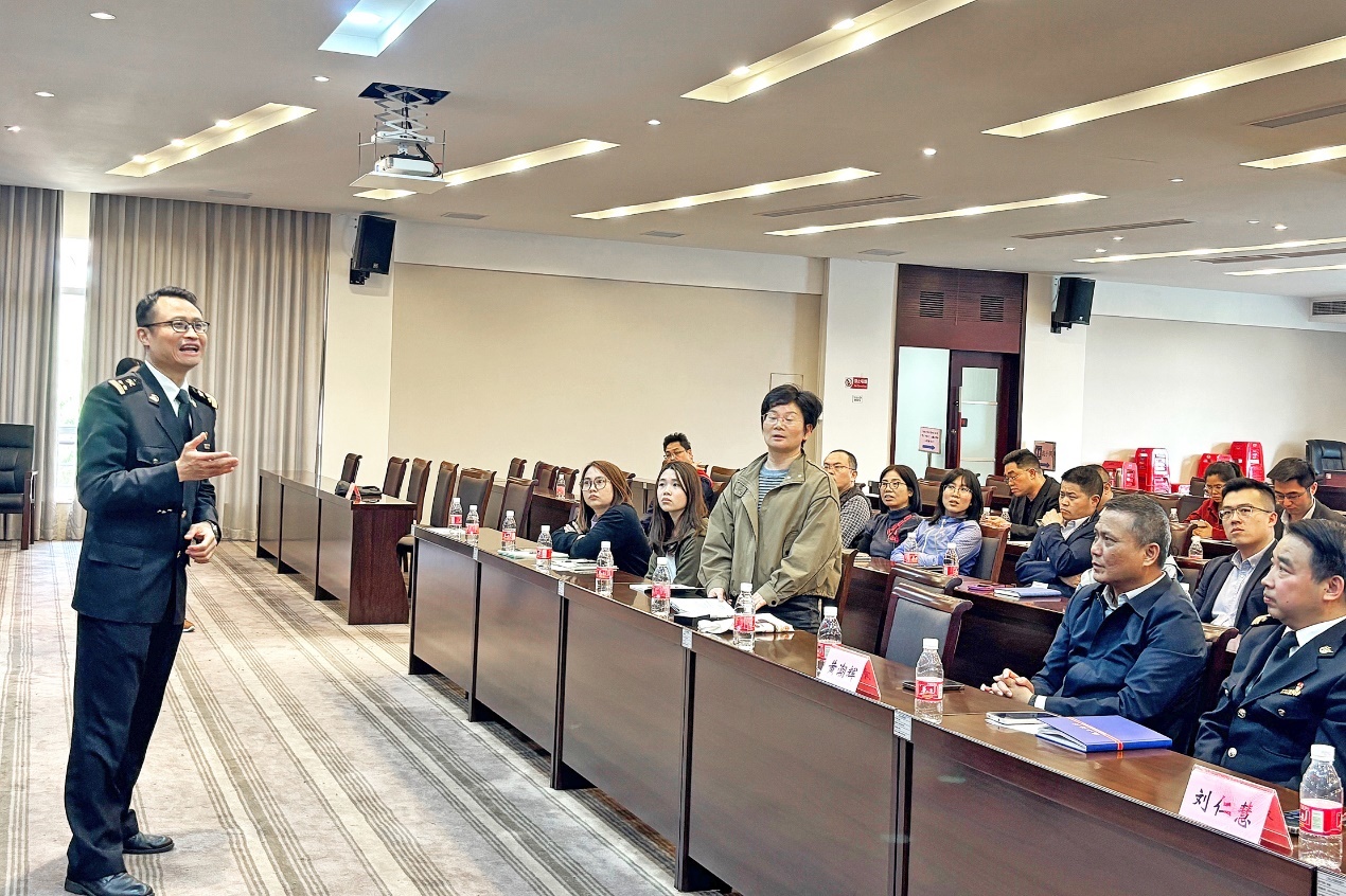 江门海关开展政策宣讲会 陈秋生 摄