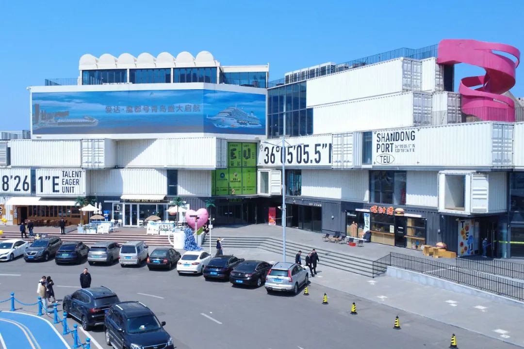 电影《抓娃娃》在青岛国际邮轮港区取景，图为港区的集装箱部落。崔冬妮/摄