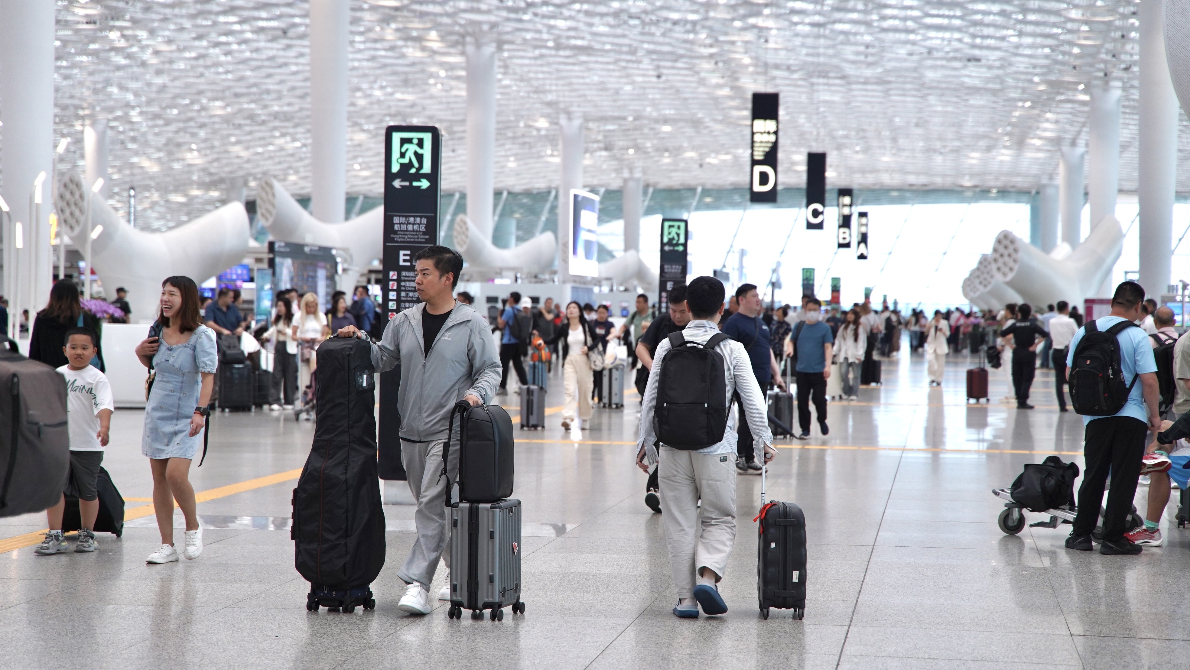 深圳机场今起迎来“五一”假期出行高峰