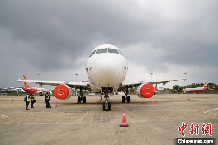 4月30日，一架外籍大型民用航空客运飞机因涉及法律纠纷，被海口海事法院依法扣押。　吴英艳 摄