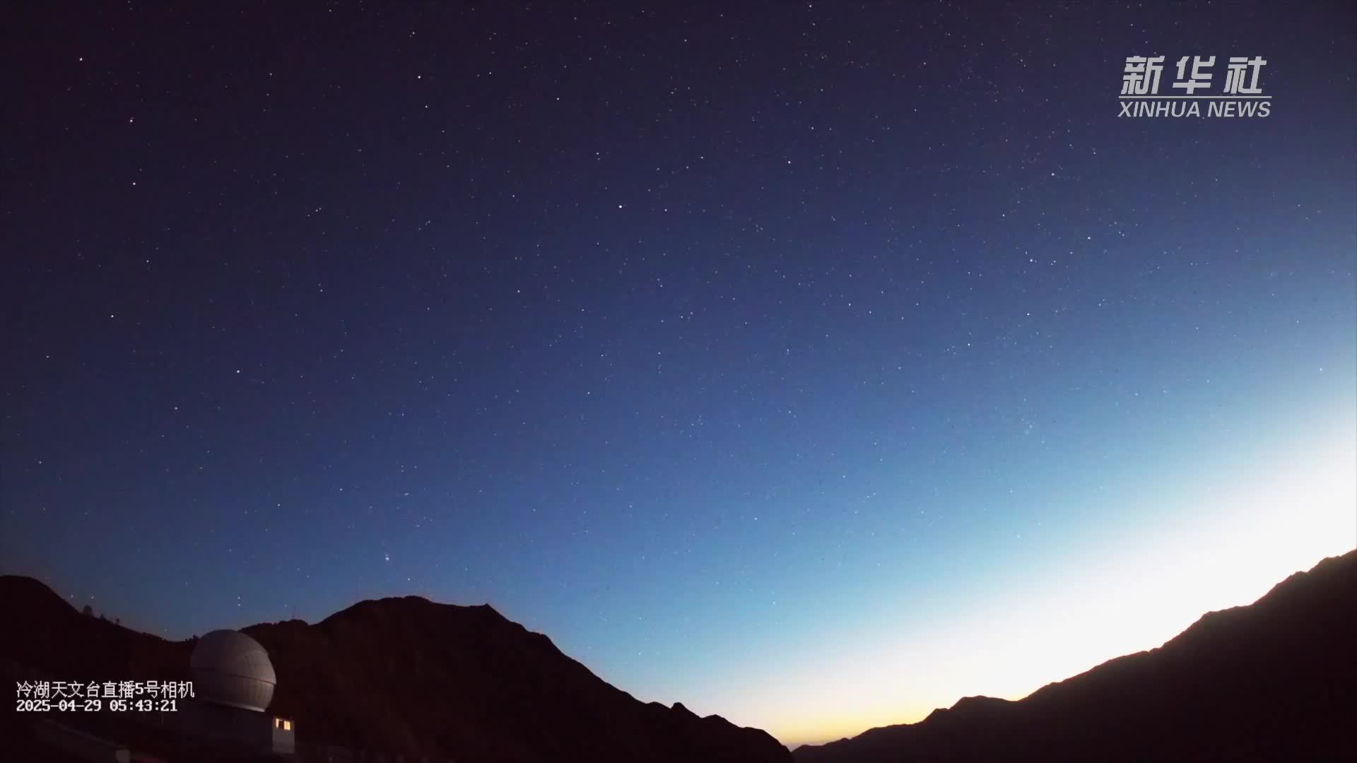 如彗星一般！长征五号火箭云点亮夜空