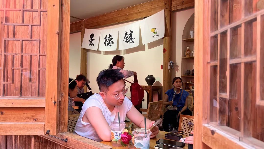 悠闲的古镇时光(邵文艳 摄)