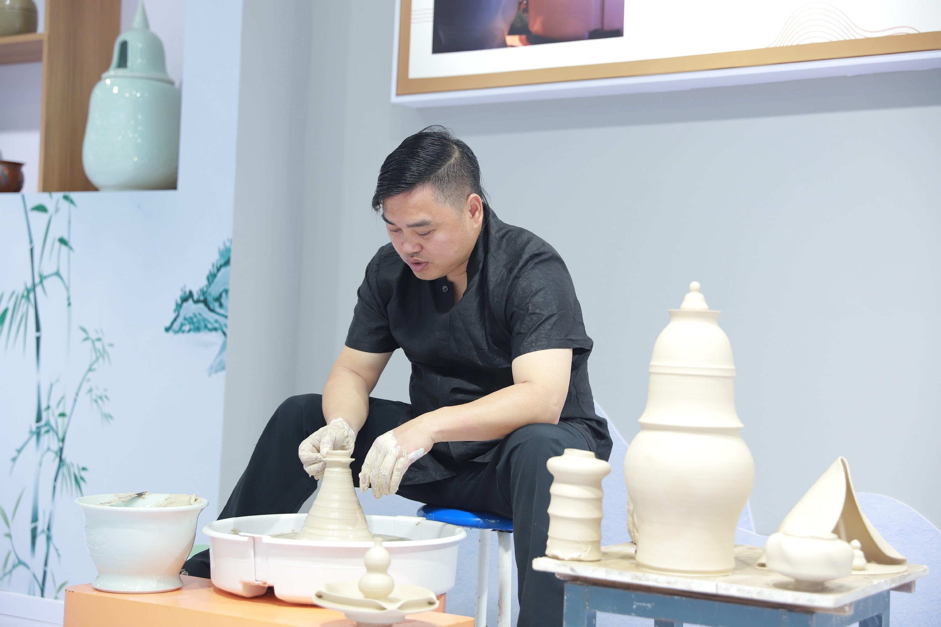 中華技能大獎獲得者、國家級鄉村工匠名師占紹林正在展示陶瓷拉坯
